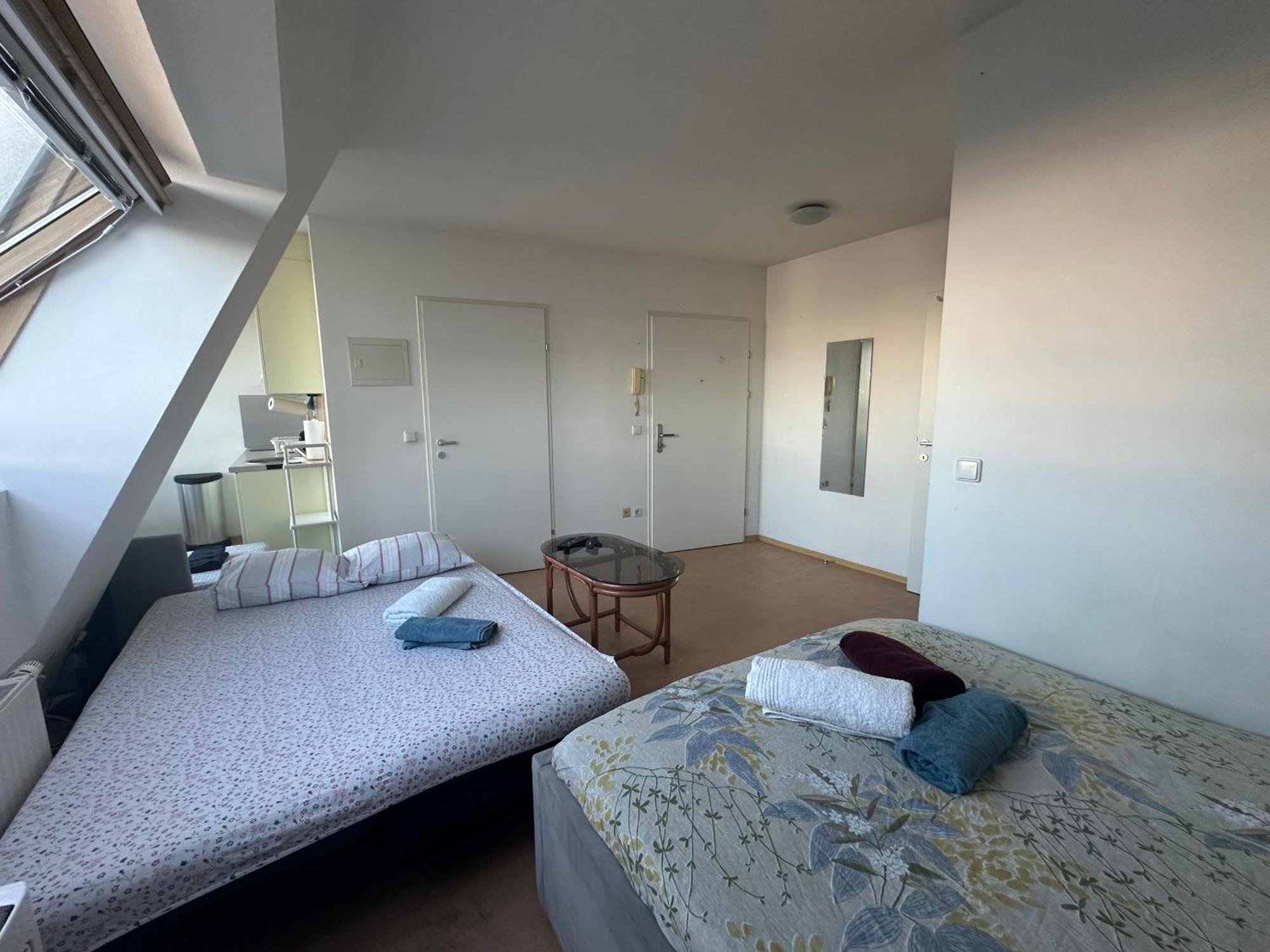 Cozy Bright Penthouse Close To U1 And U6 Metros เวียนนา ภายนอก รูปภาพ